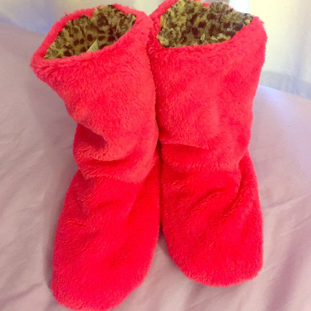 FUZZY PINK SLIPPERS. ANIMAL PRINT INSIDE.